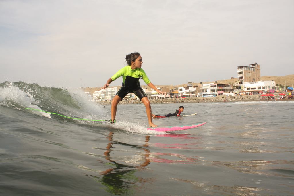 Huanchaco kid surfing la curvita spot